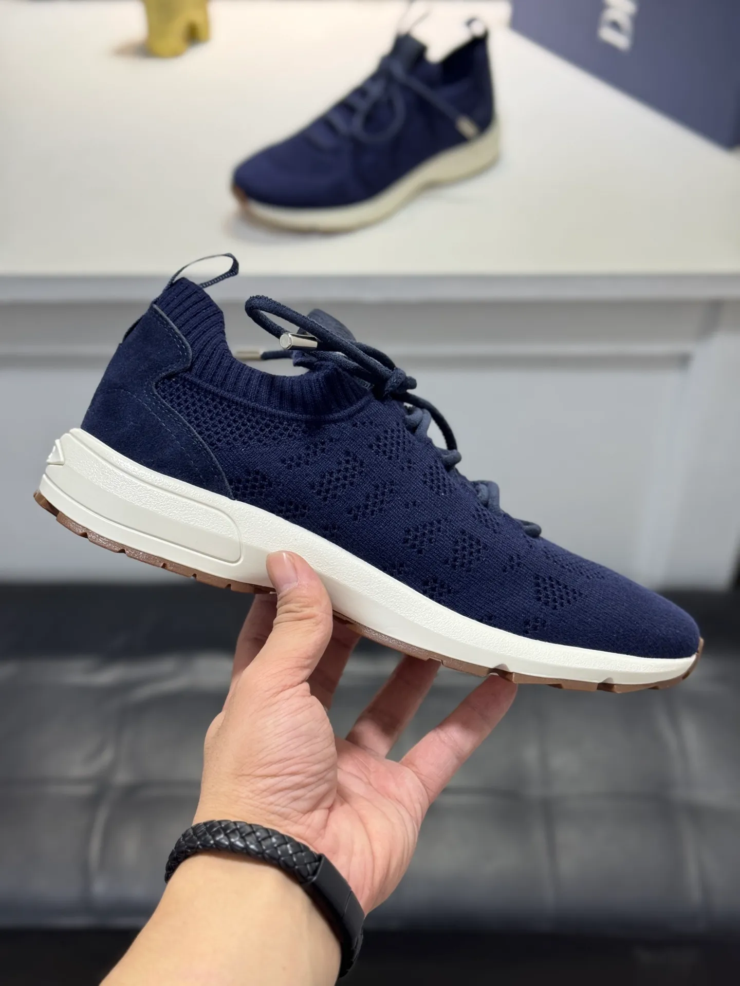 Men's shoes💰400【New style】🎠🎠Dior🔍Top purchasing agent🇮🇹 Di The new super-popular sneakers from the popular sneakers are synchronized with the new counters. The uppers are made of flying woven fabrics, and the logo logo on the tongue is perfectly reproduced with complex craftsmanship that is a must-have for fashionistas. The soles: the original soles are specially provided by the original factory, and the exclusive molded soles are super comfortable. The original factory orders, 🔍🔍multiple colors are available, you can go in and out of the counter at will, welcome to compare, a must-have for fashionable men. Code number: 38-44 (45 customized